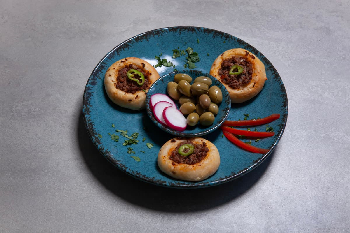 ספיחה – בצק שמרים עם בשר טחון, בצל ועגבנייה